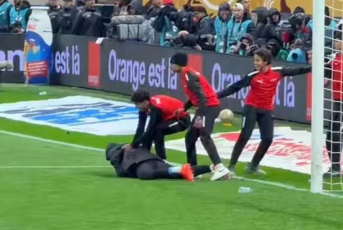 kaiyun-摩洛哥抢毛巾球员：向所有人真诚道歉，比赛时我情绪过于激动了