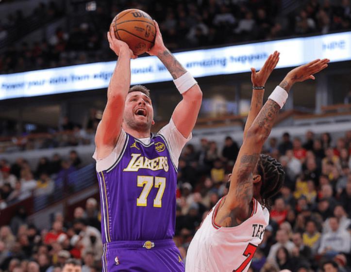 开云-狂轰46+11+7！东契奇天神下凡，詹姆斯破历史第一纪录，湖人2连胜