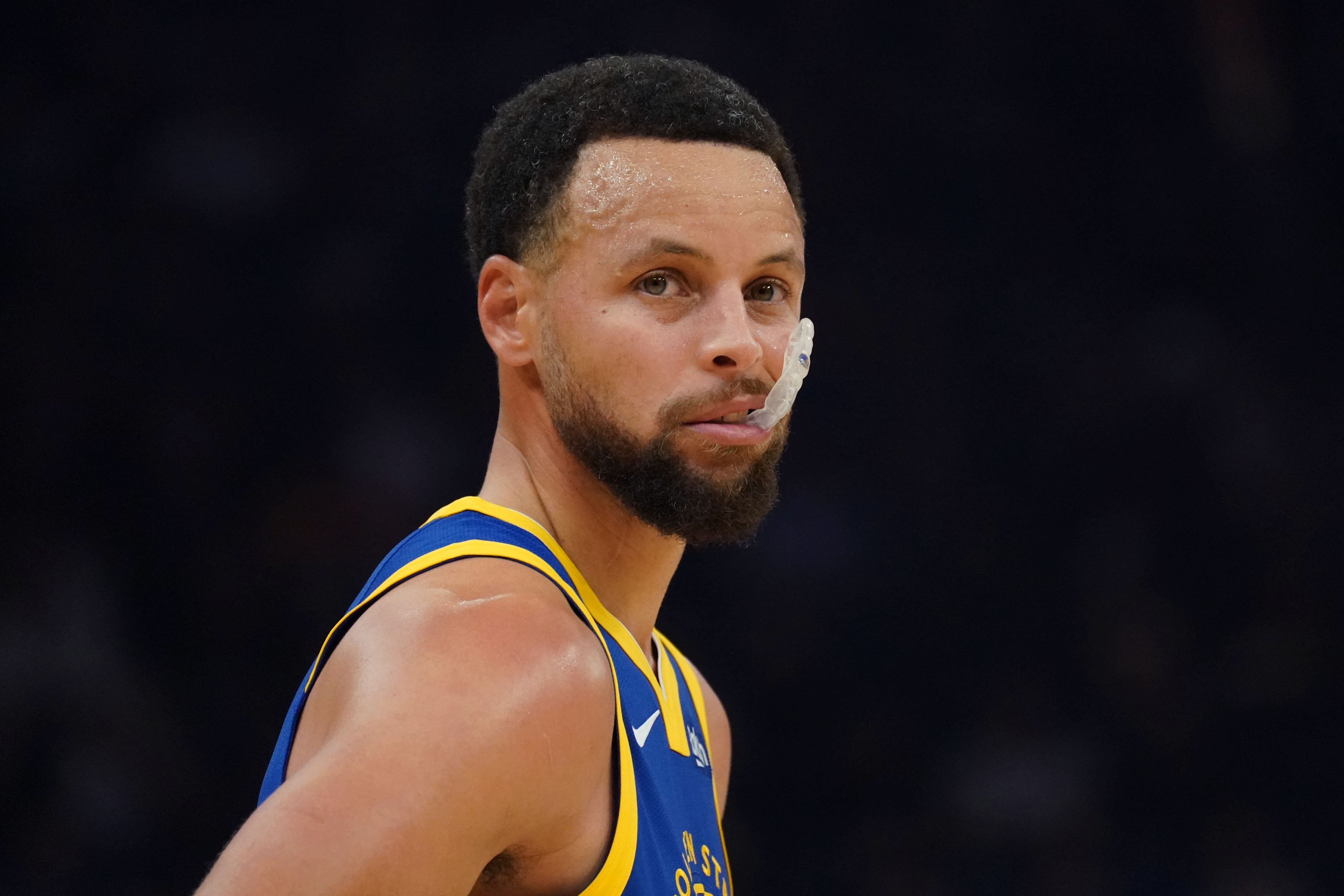 开云官网-去年的今天:库里成为NBA季后赛历史第11位突破4000分的球员